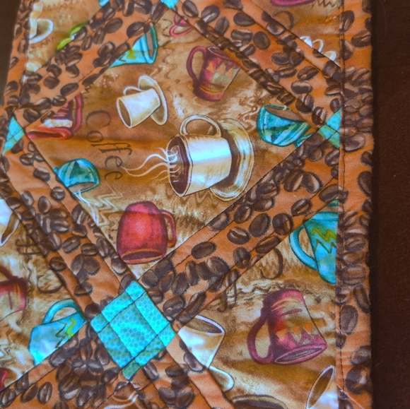🗺️ Table Runner Homemade Quilted Coffee Cafe Caffeine Themed EUC 32 ½" x  8 ½" - Picture 9 of 12